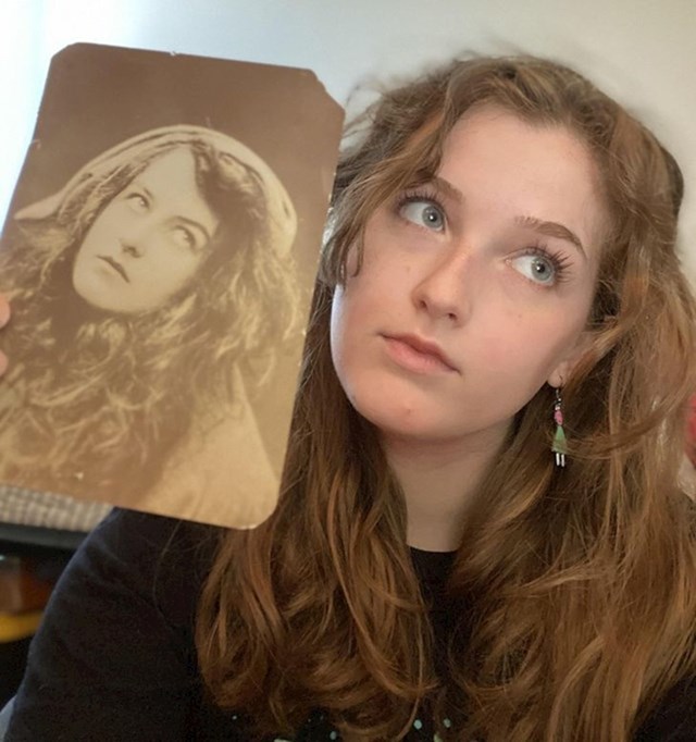 V knjižnici našla svojo dvojnico