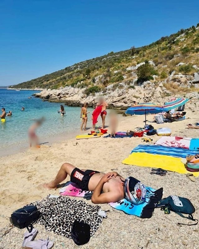 Dopustnik se je pred soncem zaščitil s čelado