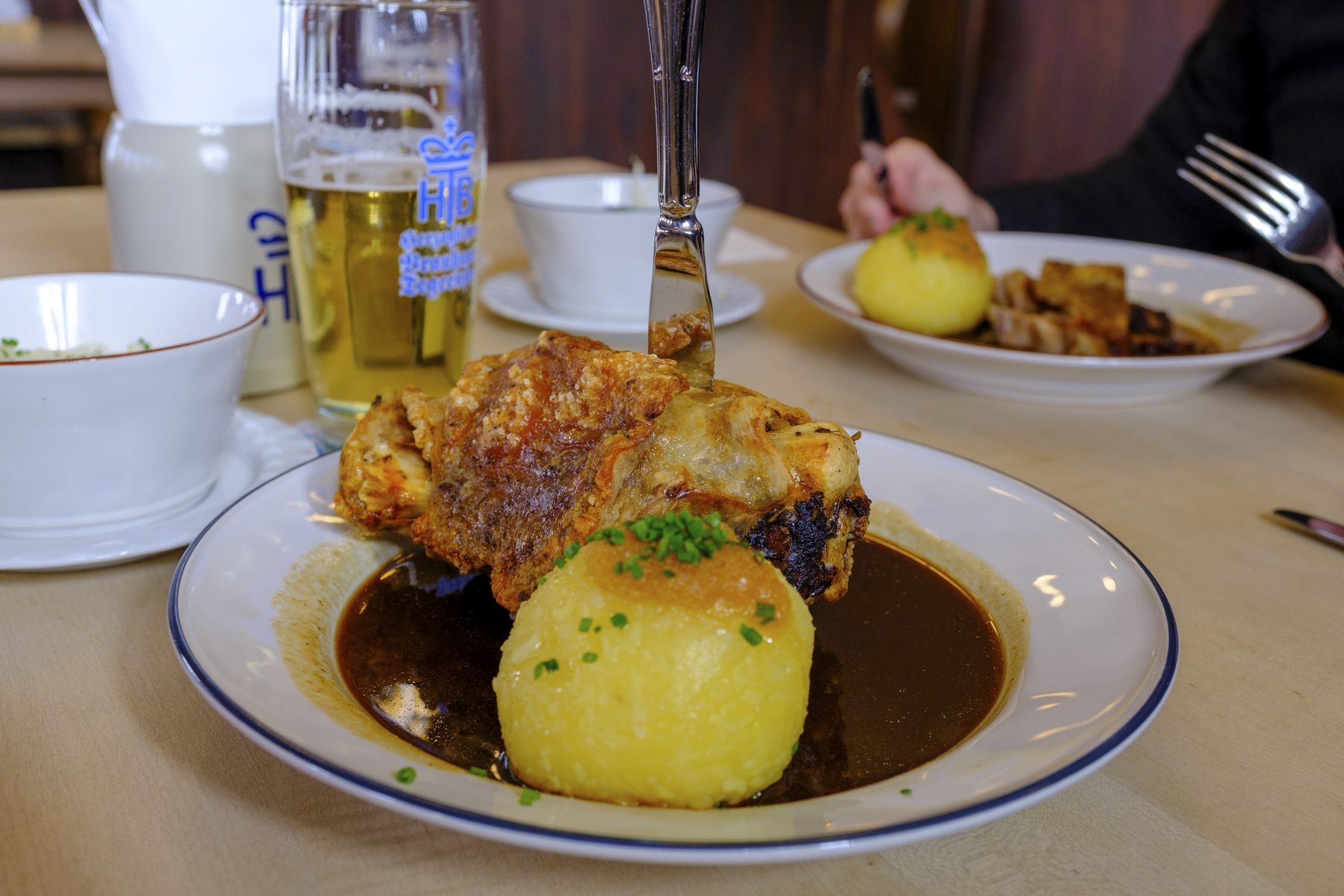 Nemška hrana, restavracija, svinjska krača, pivo