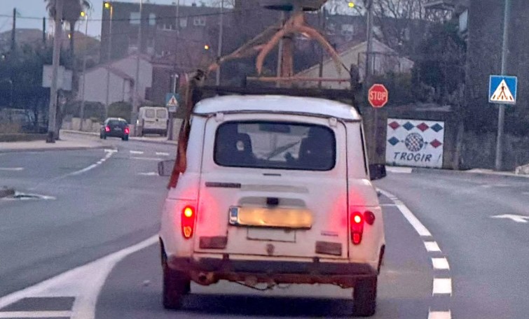 Mešalec za beton na strehi avta