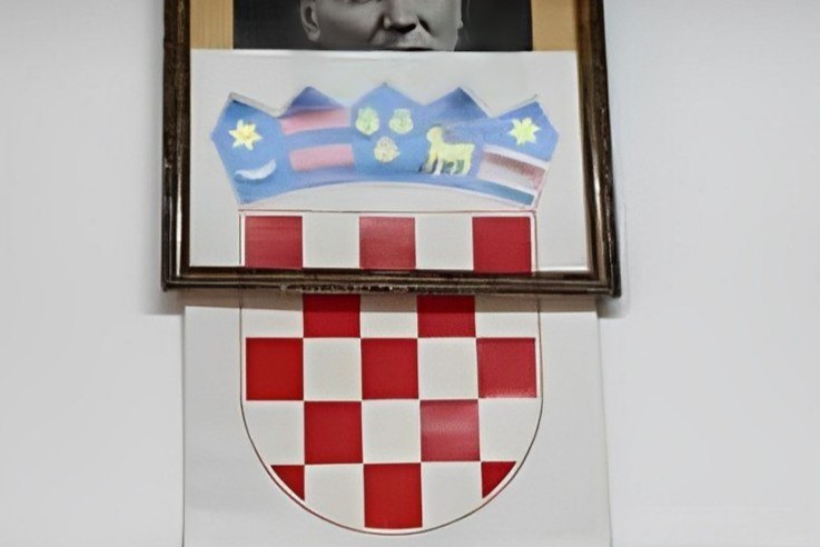 Fotografija grba v hrvaški učilnici