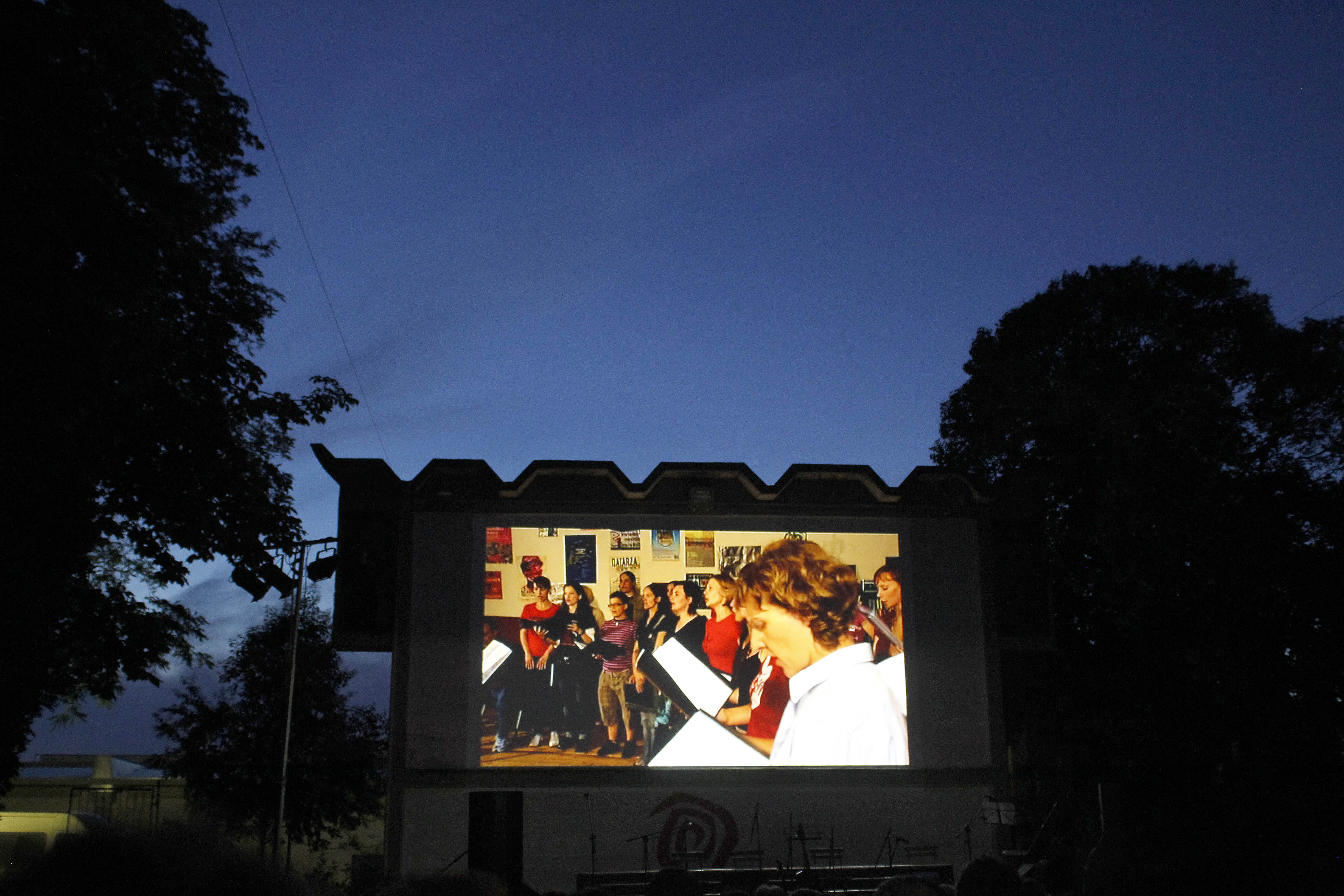 Slovenija, Izola , 02.07.2011, 02. Juli 2011Ljudje gledajo film v izolskem kino art Odeonu. zbor , petje , pesmi upora , koncert , kultura, Foto: Srdjan Zivulovic/Bobo