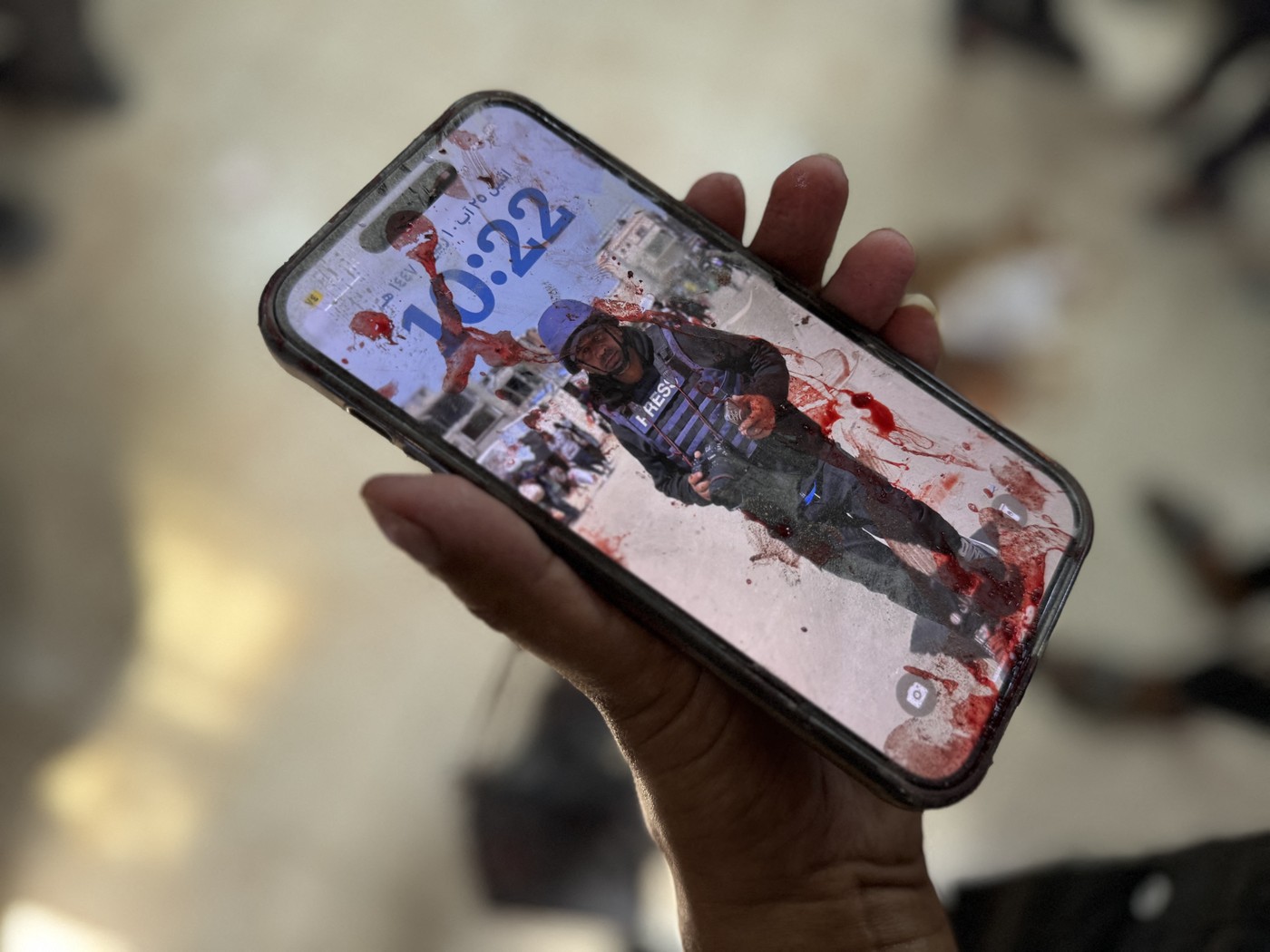 Okrvavljen telefon enega od ubitih novinrjev iz Gaze