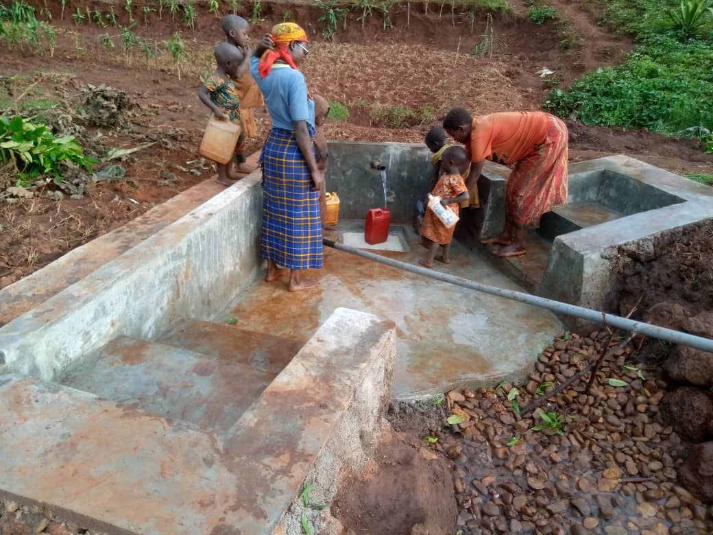 Vodnjak, ki so ga z denarjem iz projekta Za srce Afrike zgradili v Burundiju