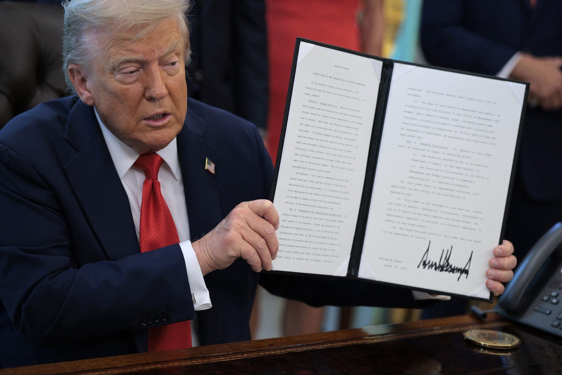 Donald Trump podpisal ukaz o kaznih za sežiganje ameriške zastave