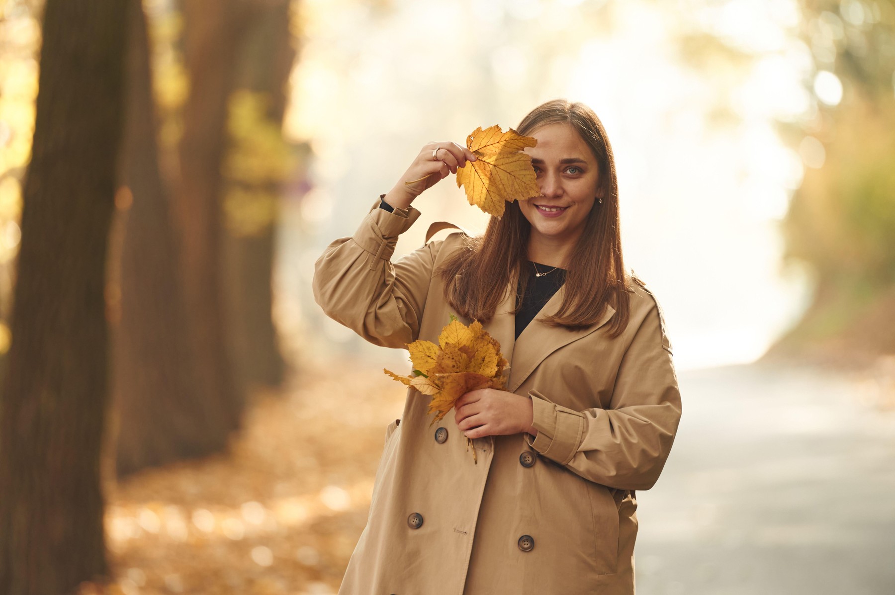 srečna ženska jeseni