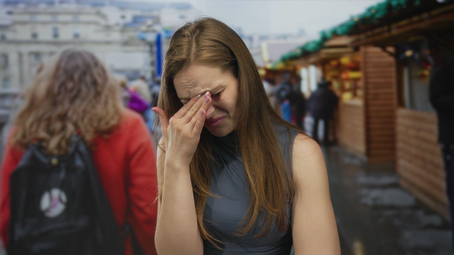 ženska, ki je v težavah in joče
