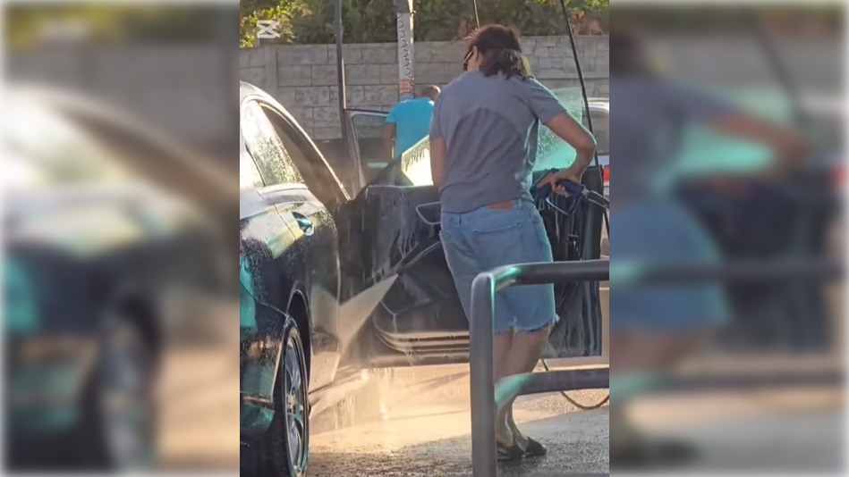 Ženska pere avtomobil