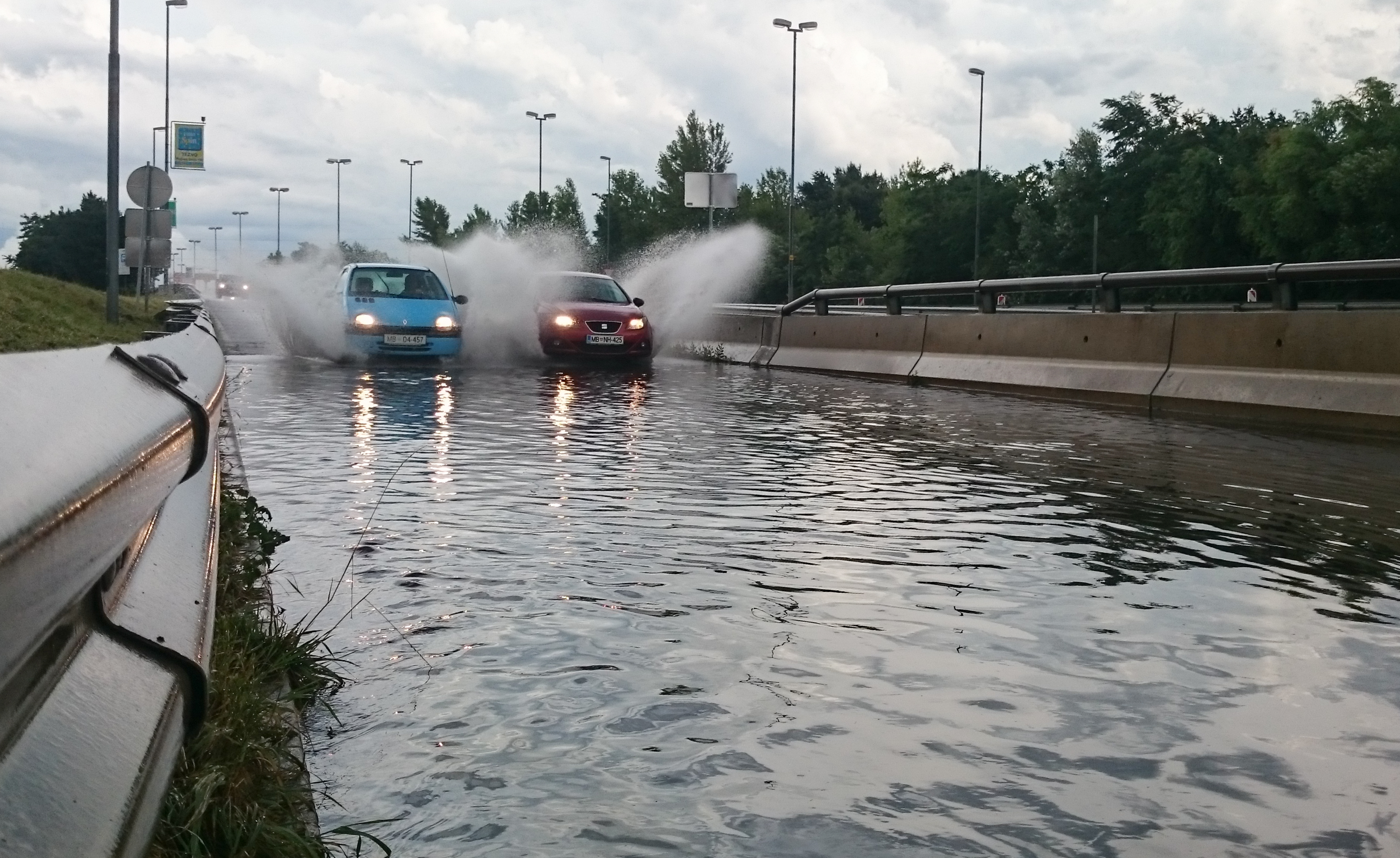 Slovenija, Maribor, 13.07.2016, 13. Julij 2016 Zaradi mocnih nalivov so poplavljeni nekateri odseki cest. Narava, naliv, voda, dez, promet. Foto: Milos Vujinovic/Bobo