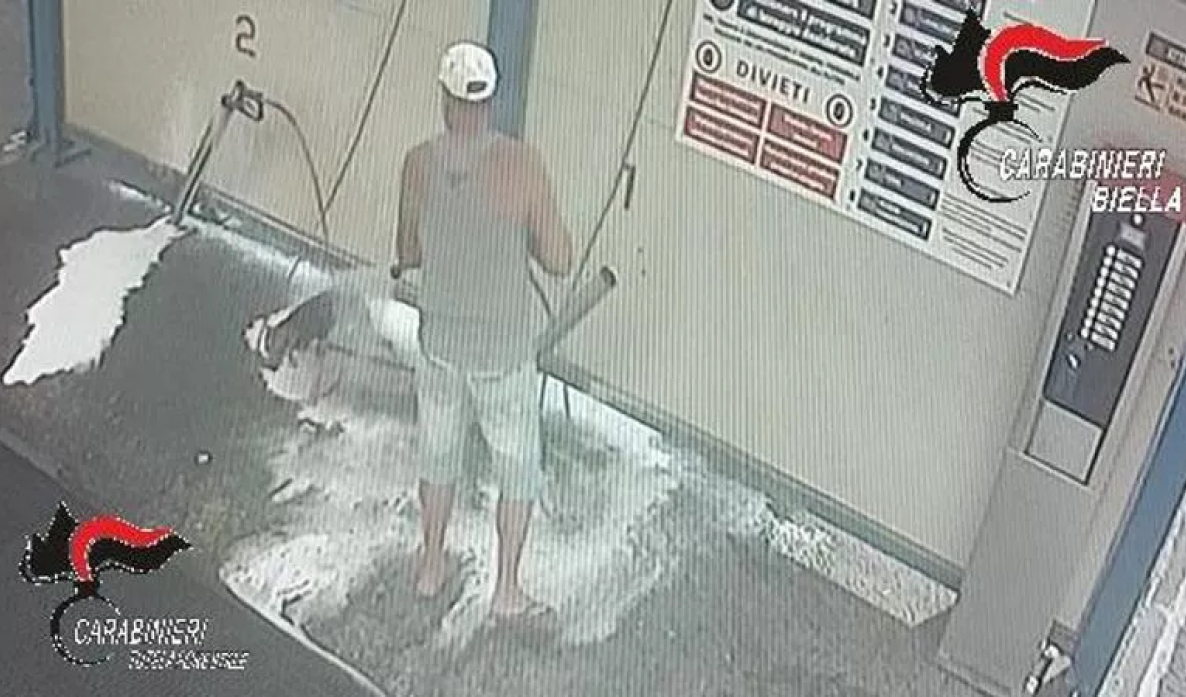 Moški v mesti Biella pere psa v avtopralnici