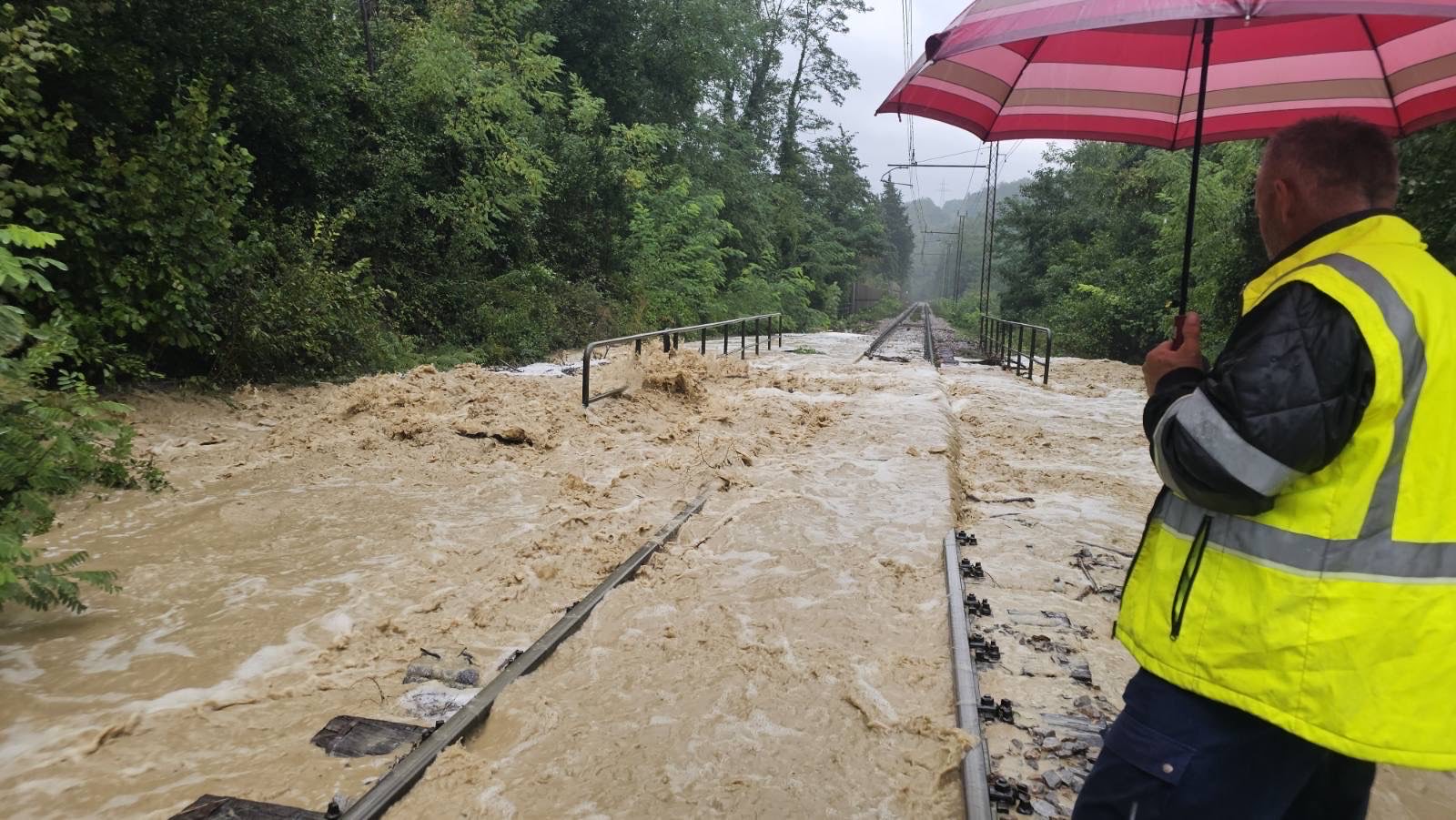 Poplavljena železniška proga med Rižano in Koprom