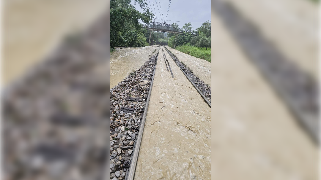 Poplavljena železniška proga med Rižano in Koprom