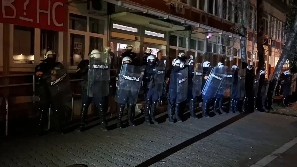 Srbska policija na protestu v Novem Sadu