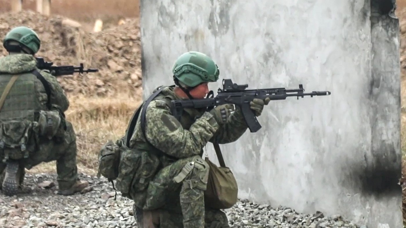 Ruski vojak usposablja severnokorejske