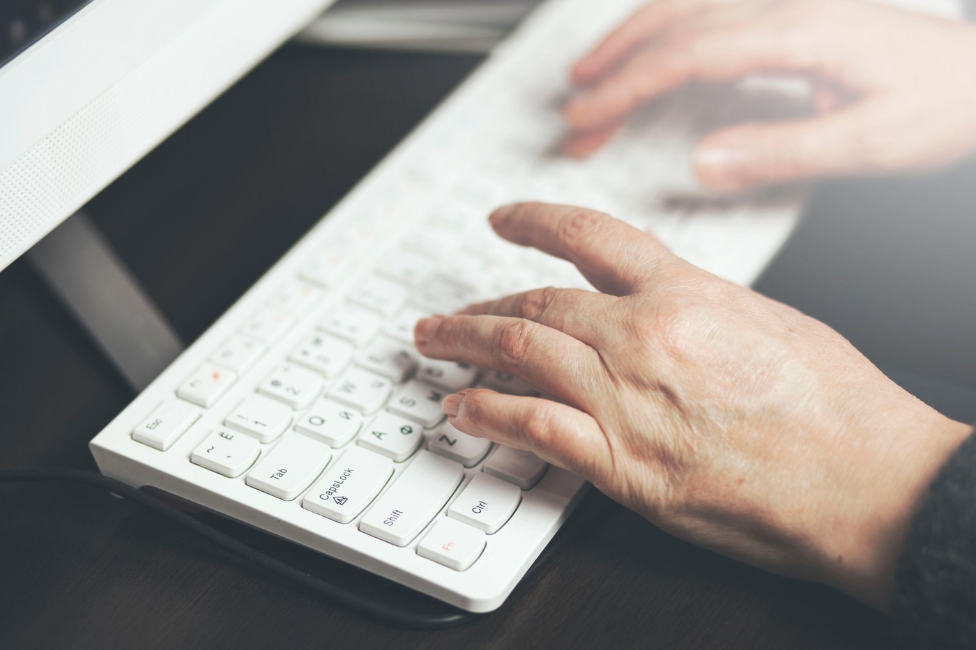 Starejša ženska na računalniku