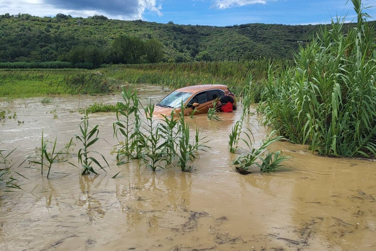 Reševanje osebe iz avta