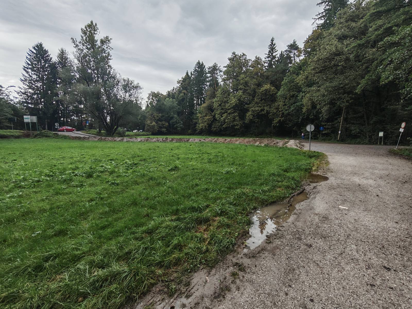 Parkirišče je bilo v torek, 2. septembra, prazno, vendar je treba upoštevati, da je bil deževen dan.