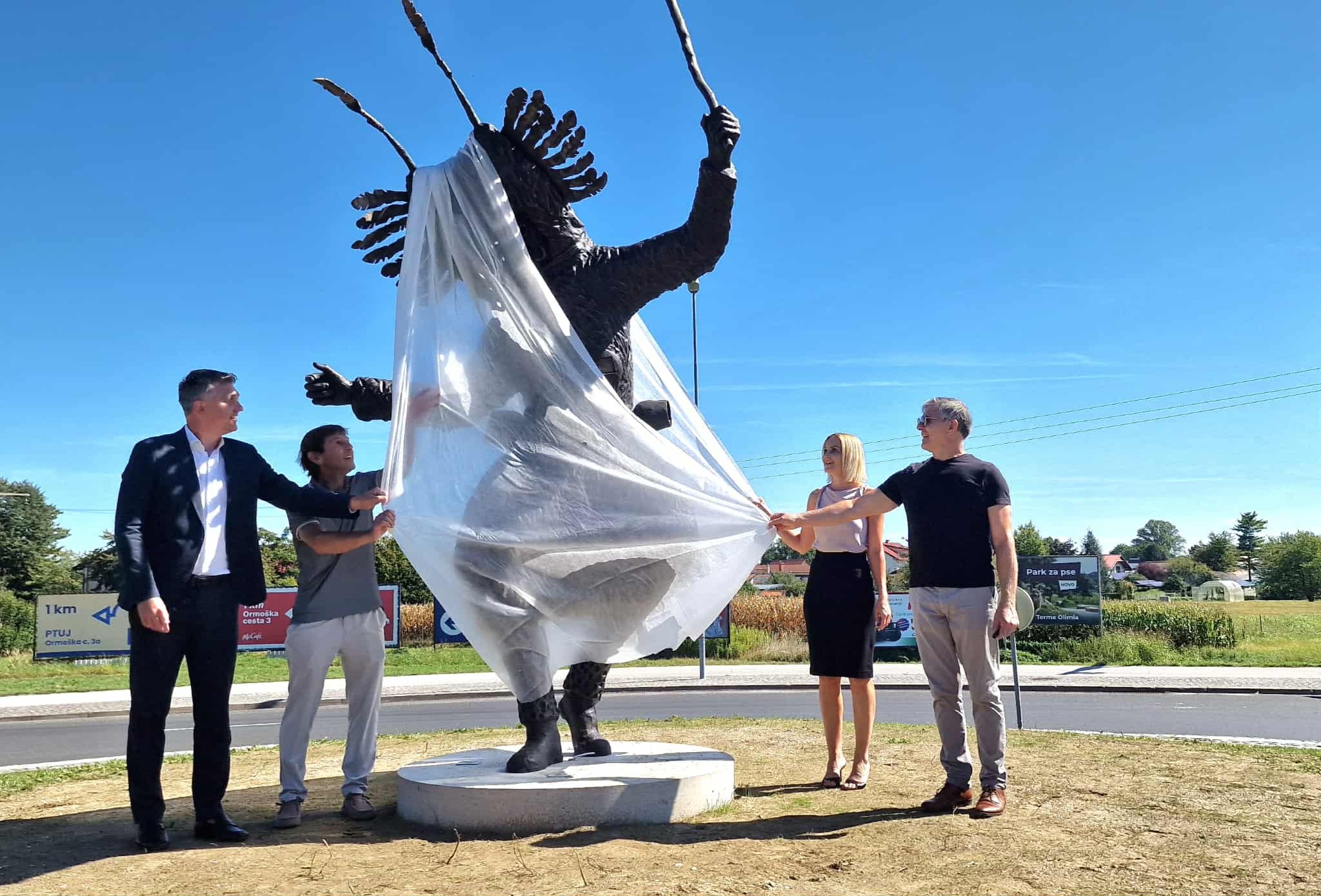 Odkritje skulpture kurenta na Ptuju