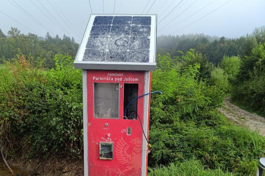 Vandalizem nad parkomatom pod Sv. Joštom