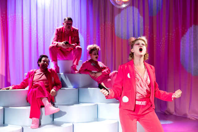 Prizor iz predstave Gospodarji neumnosti