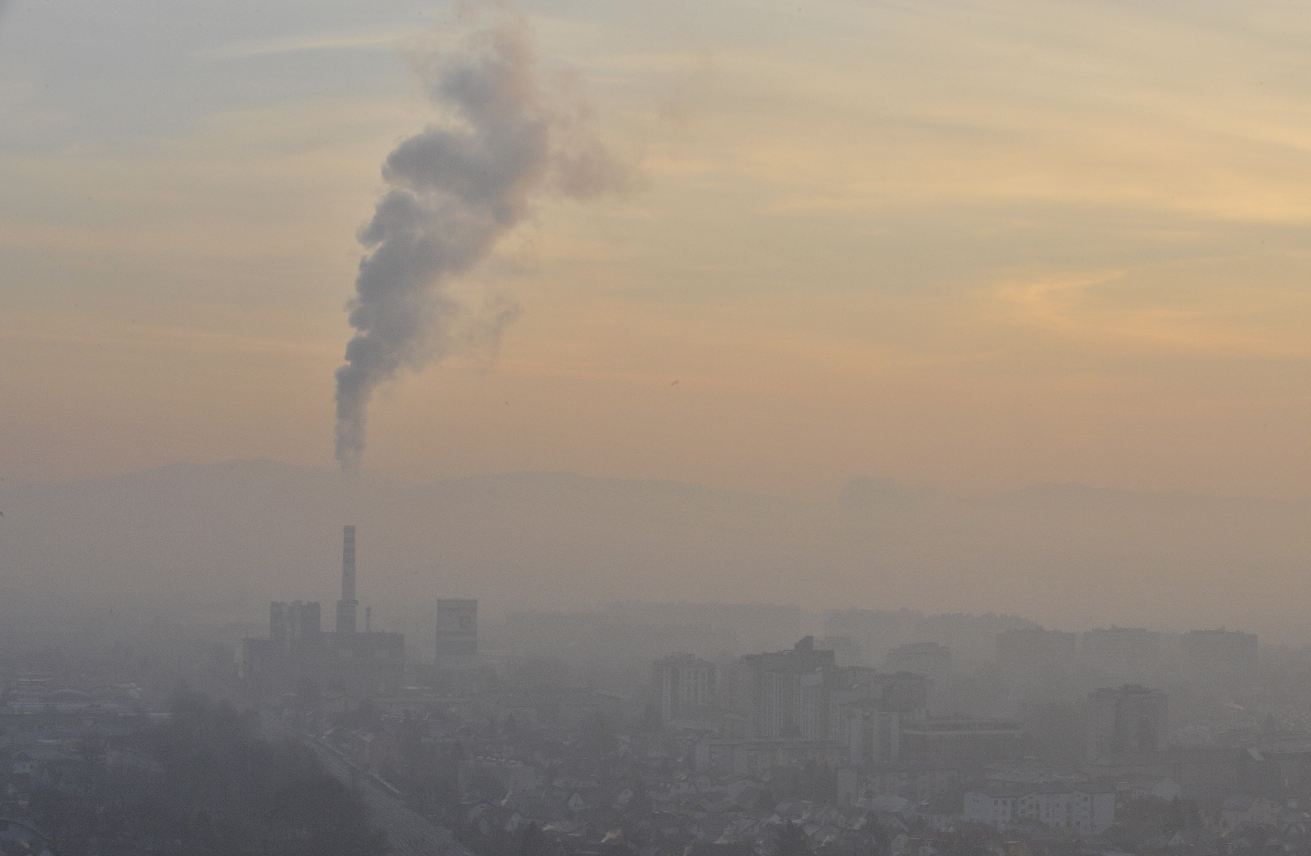 Slovenija, ljubljna, 28.01.2012. 28. Januar 2012Toplarno iz katere dimnika se kadi gost dim ovijajo jutranje meglice. Mesto, sonce, vzhod, Foto: Ziga Zivulovic jr./Bobo