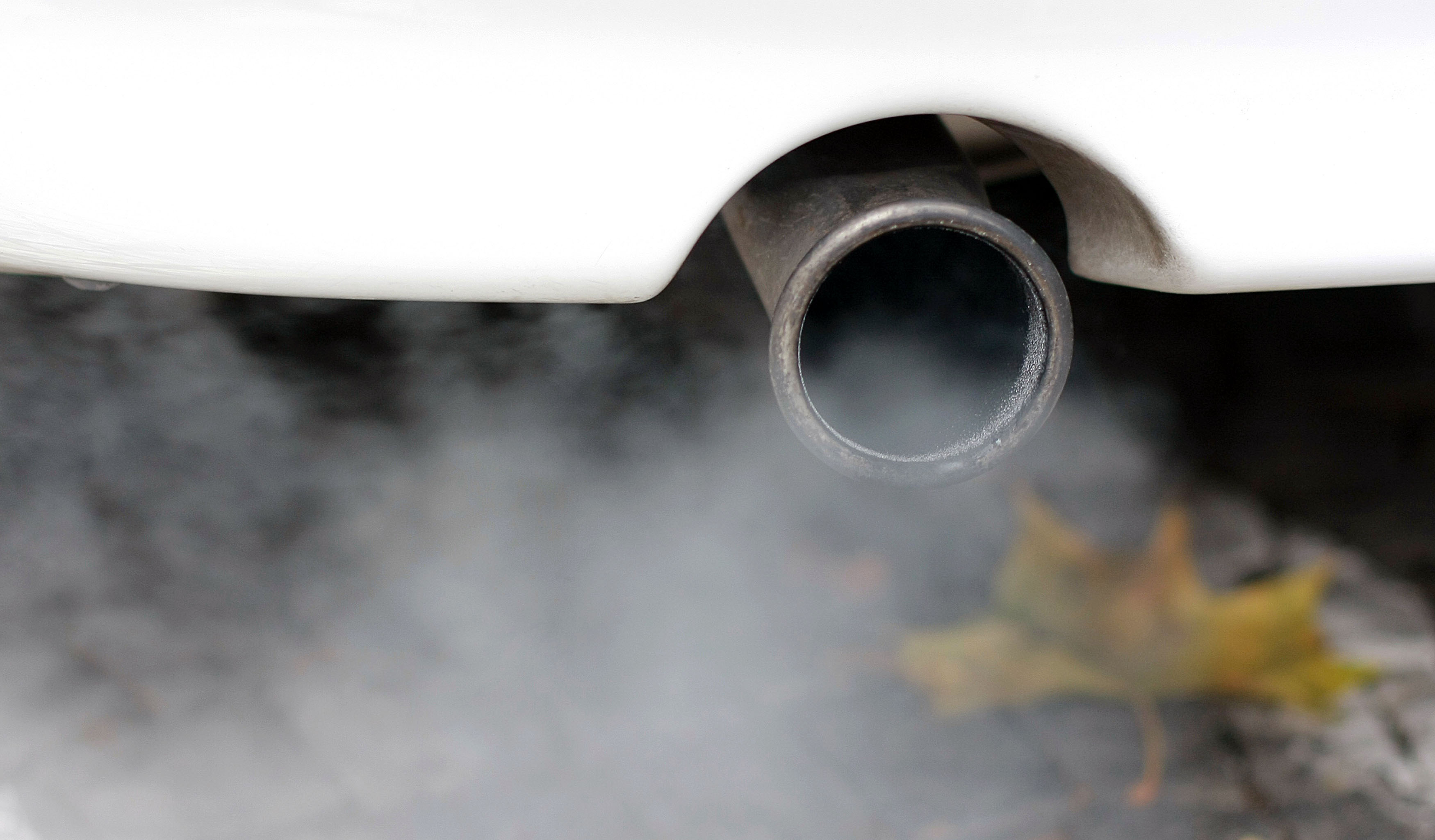 Slovenija, Ljubljana, 29.11.2007, 29. November 2007Detajl, izpusni plini se vijejo iz belega avtomobila.Foto: Bor Slana/Bobo