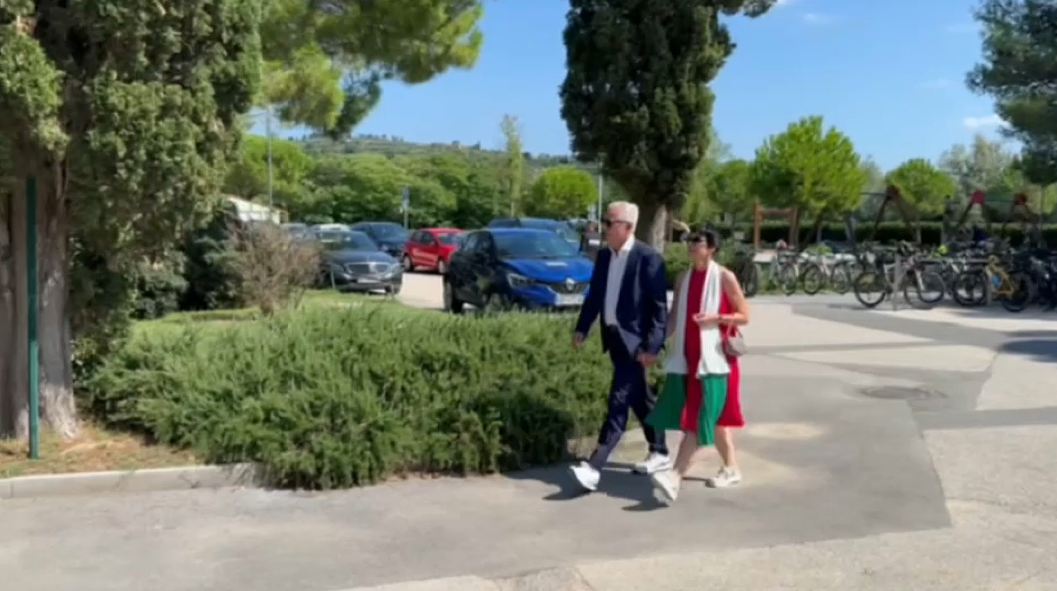 Marta Kos prispela na poroko Roberta Goloba in Tine Gaber