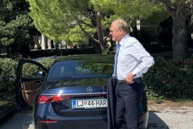 Janez Škrabec na poroki Tine Gaber in Roberta Goloba