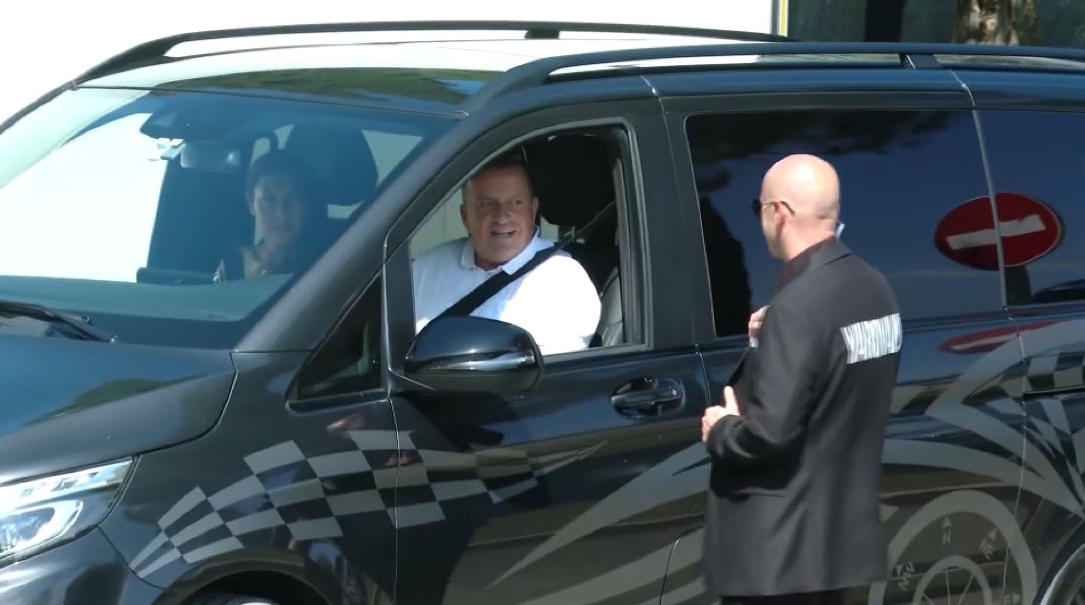 Joc Pečečnik prispel na poroko Roberta Goloba in Tine Gaber