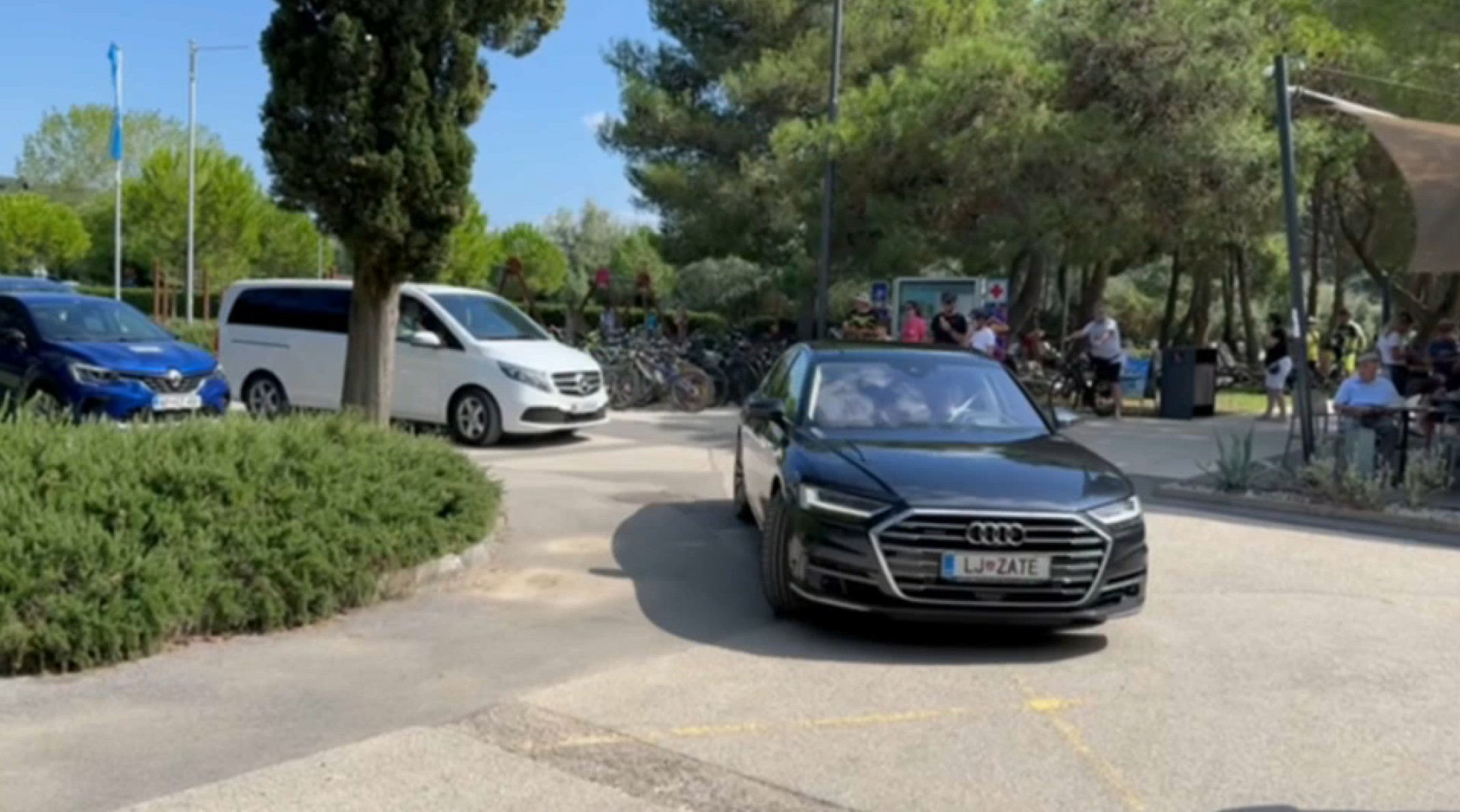 Zoran Janković prispel na poroko Roberta Goloba in Tine Gaber