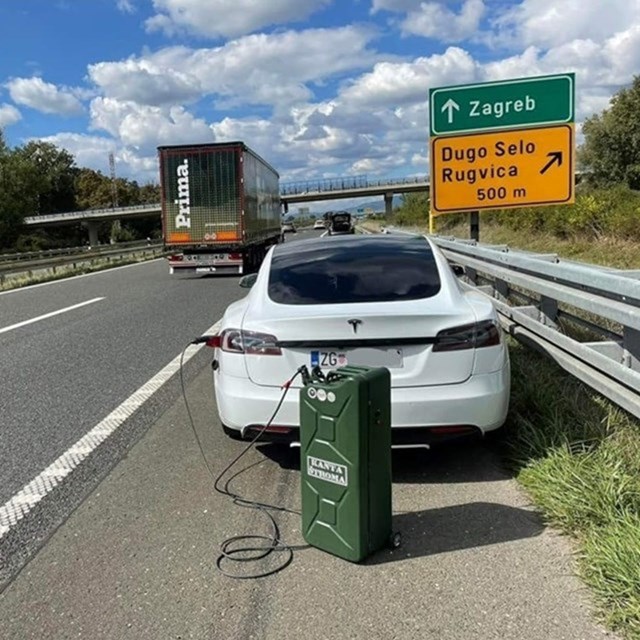 Voznik tesle polnil baterijo na avtocesti
