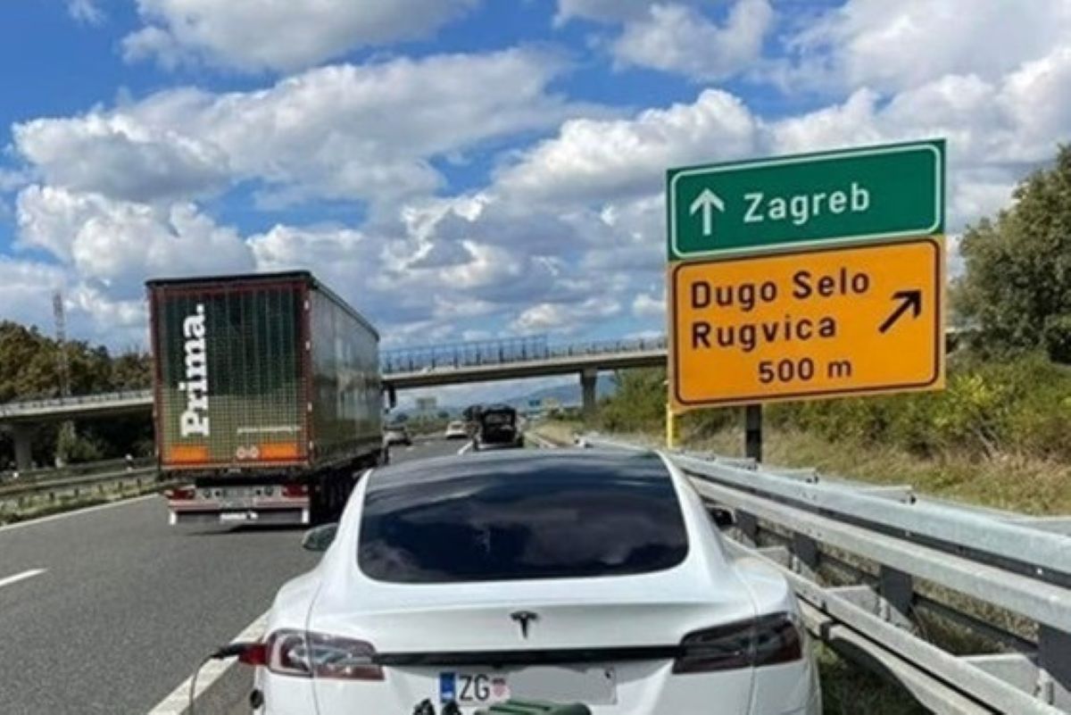 Tesla na avtocesti