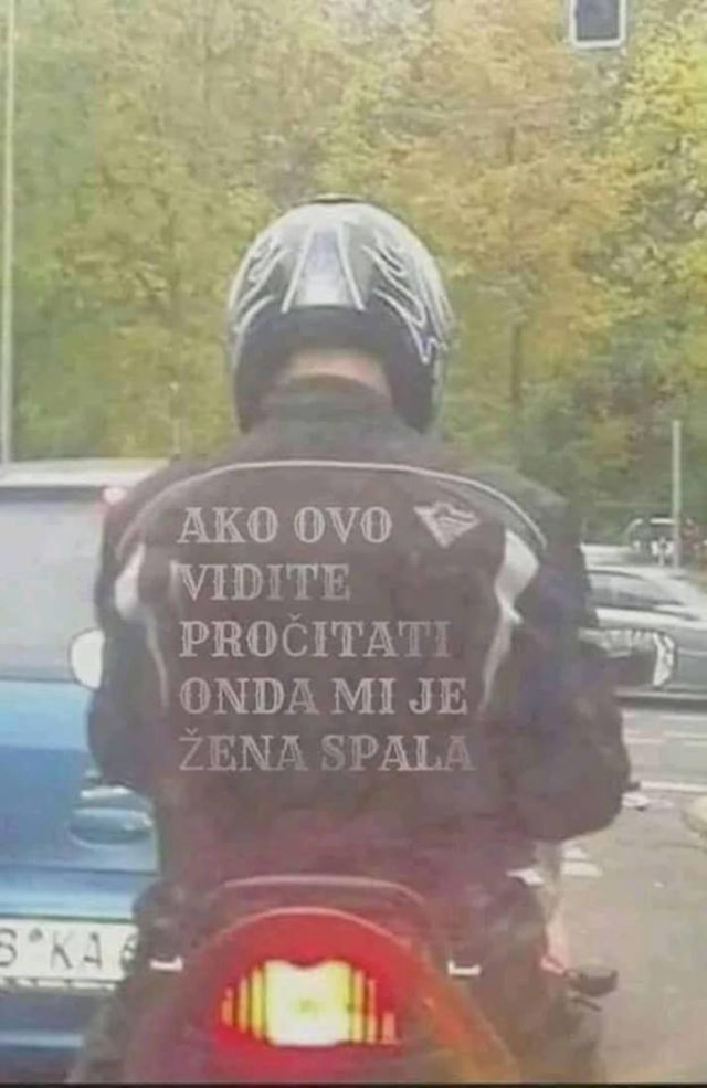 Motorist s smešno jakno
