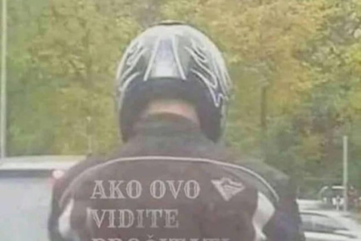 Motorist s smešno jakno