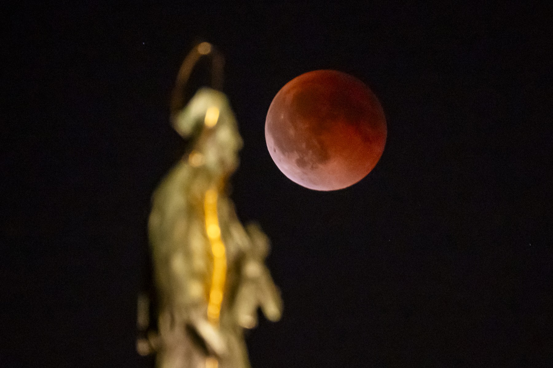 Pogled na polno luno iz Prage