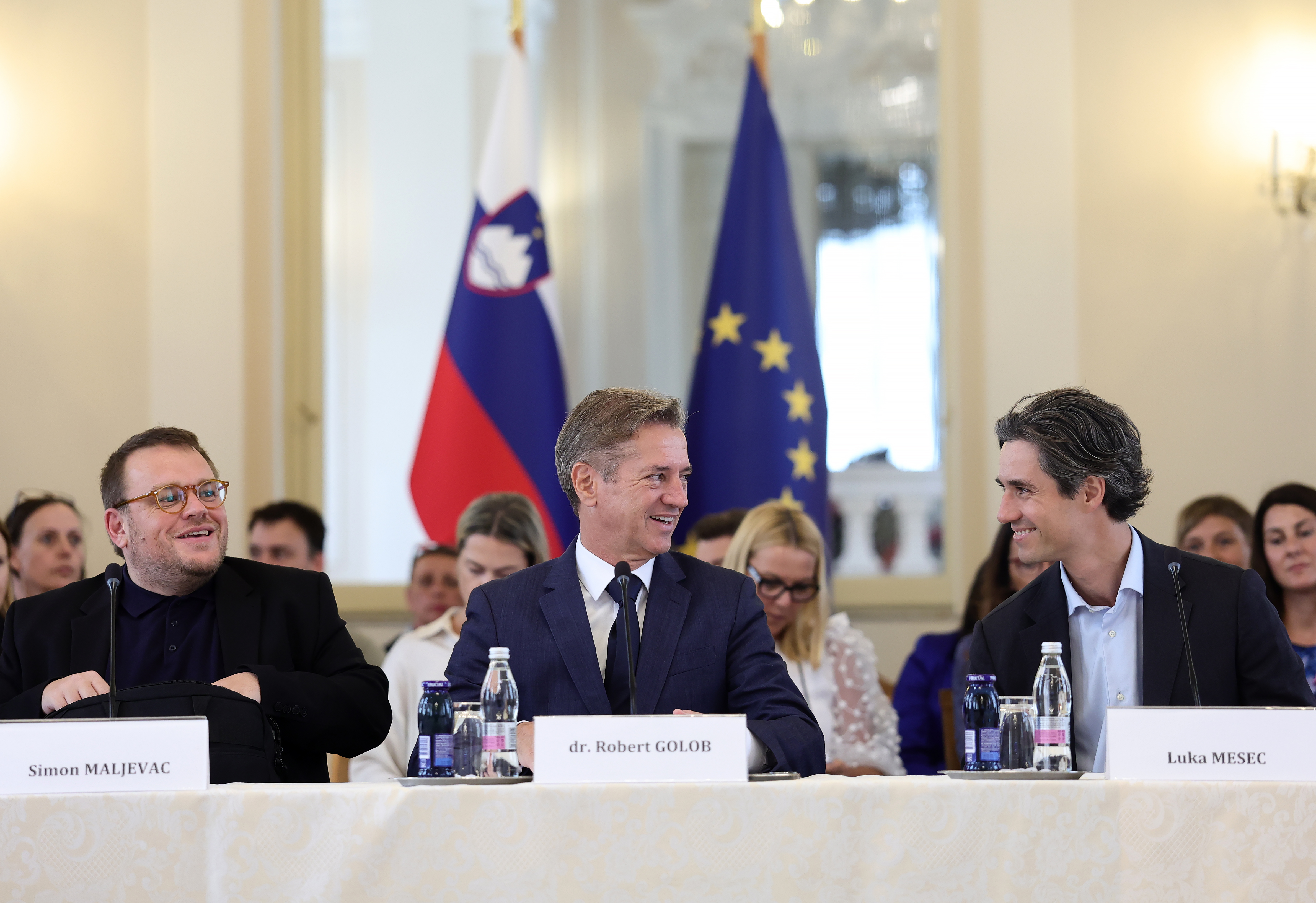 simon maljevac, robert golob in luka mesec za mizo na posvetu o dolgotrajni oskrbi