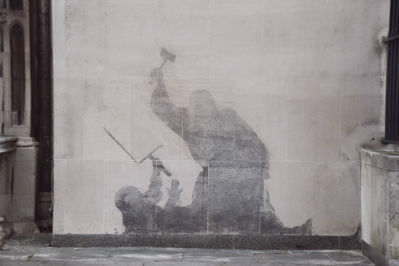 Na pol izbrisani Banksyjev grafit