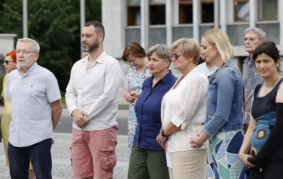 Iniciativa Glas ljudstva je s podporo nekaterih poslancev v državni zbor vložila zakonski predlog, ki bi uvedel progresivni zdravstveni prispevek.