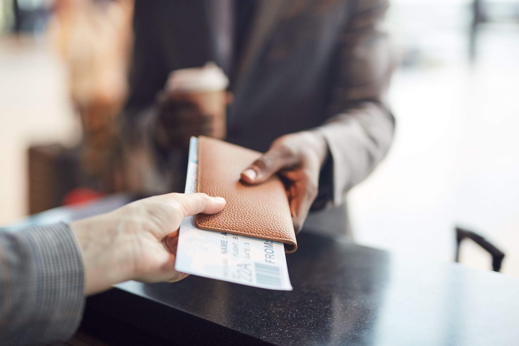 Pregled dokumentov na letališču