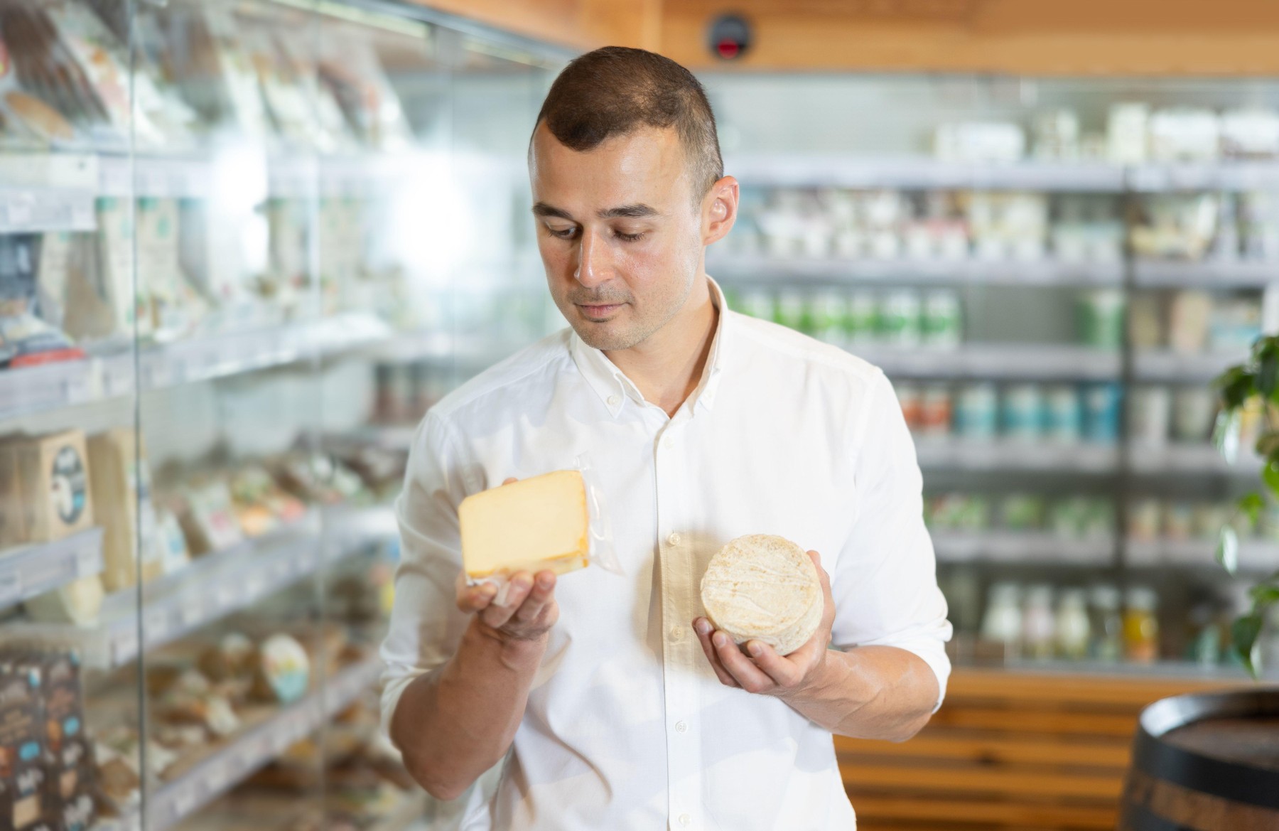 moški kupuje sir v trgovini Foto PROFIMEDIA