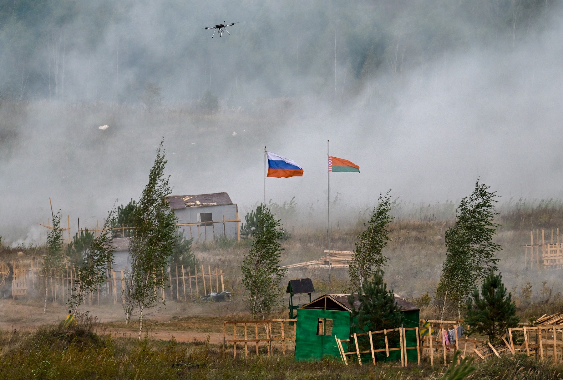 9005477 15.09.2025 Russian and Belarusian national flags