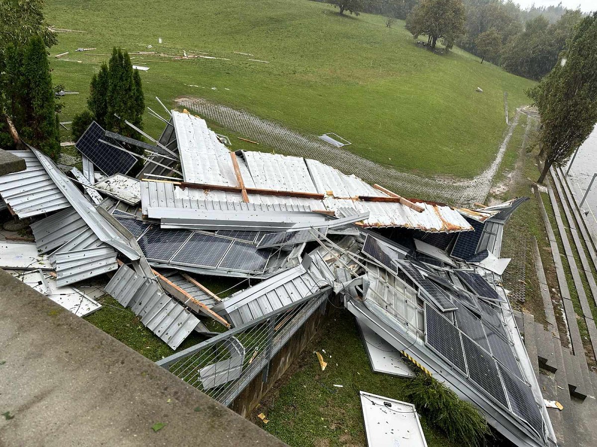 Uničeni deli strehe s stavbe OŠ Drska