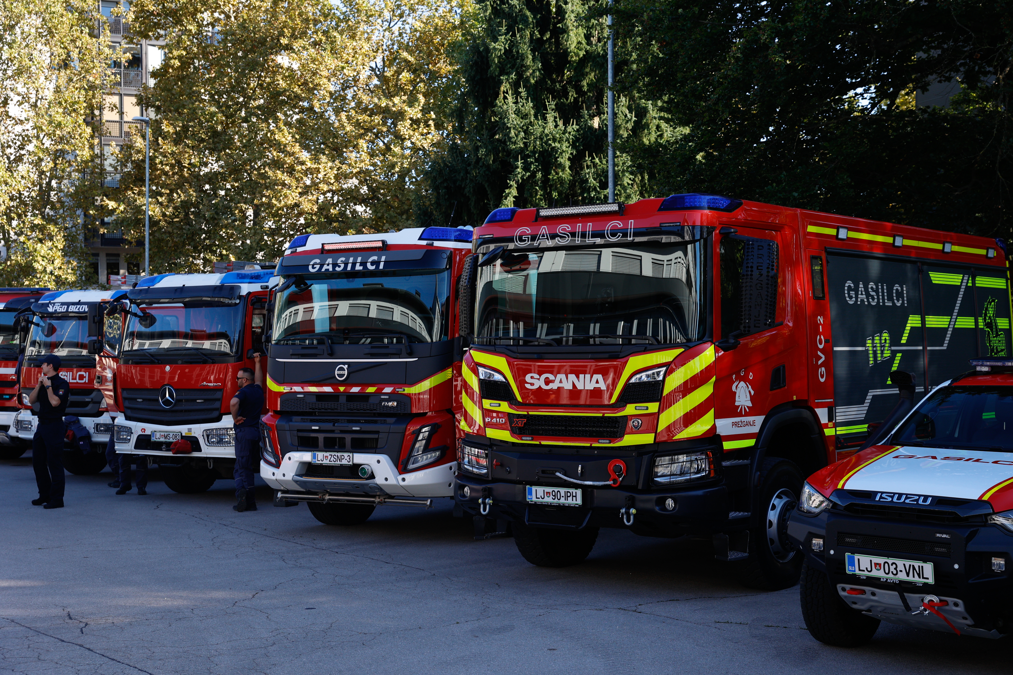 Ljubljanski župan Zoran Jankovič je predal nova vozila ljubljanskim gasilcem