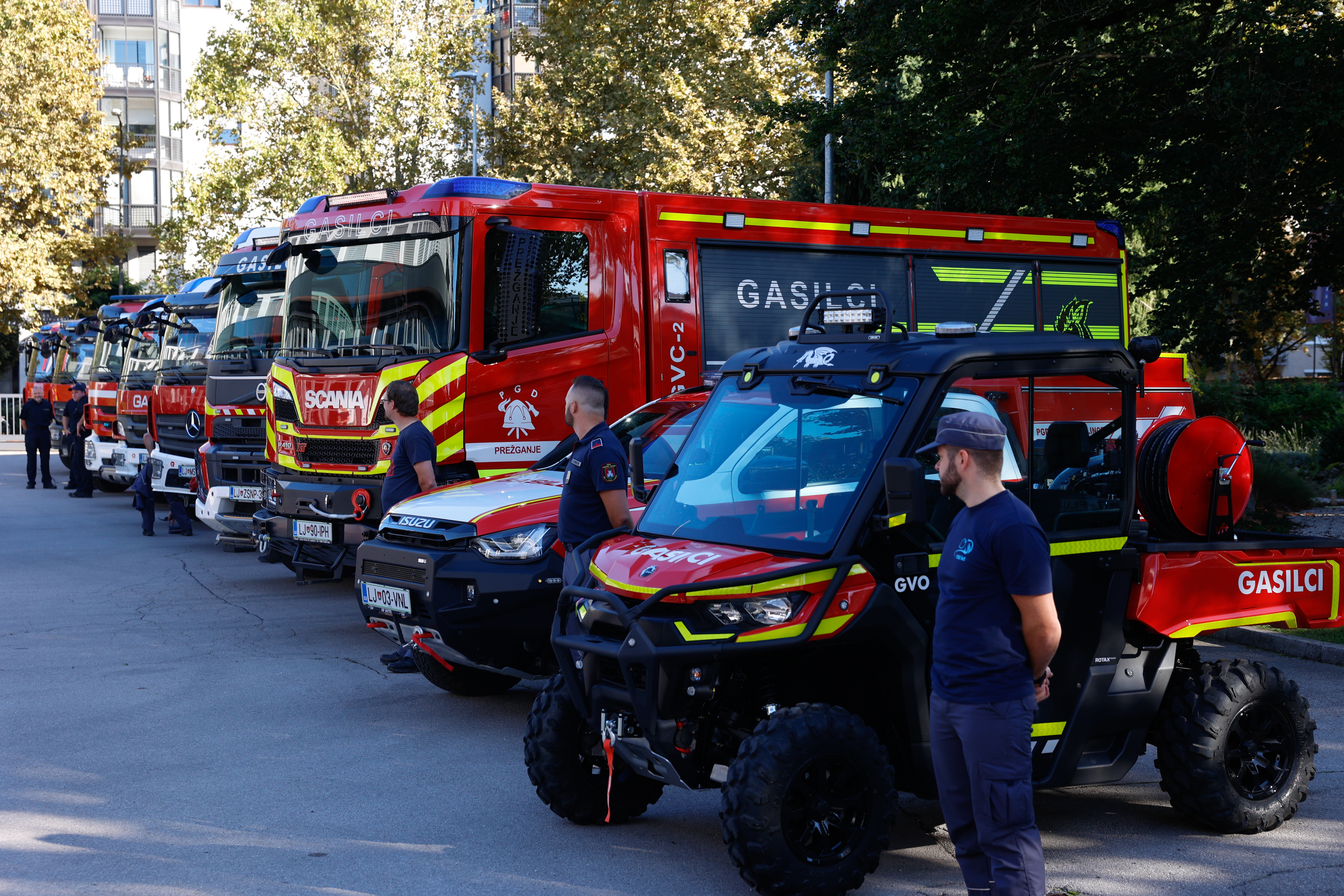 Ljubljanski župan Zoran Jankovič je predal nova vozila ljubljanskim gasilcem