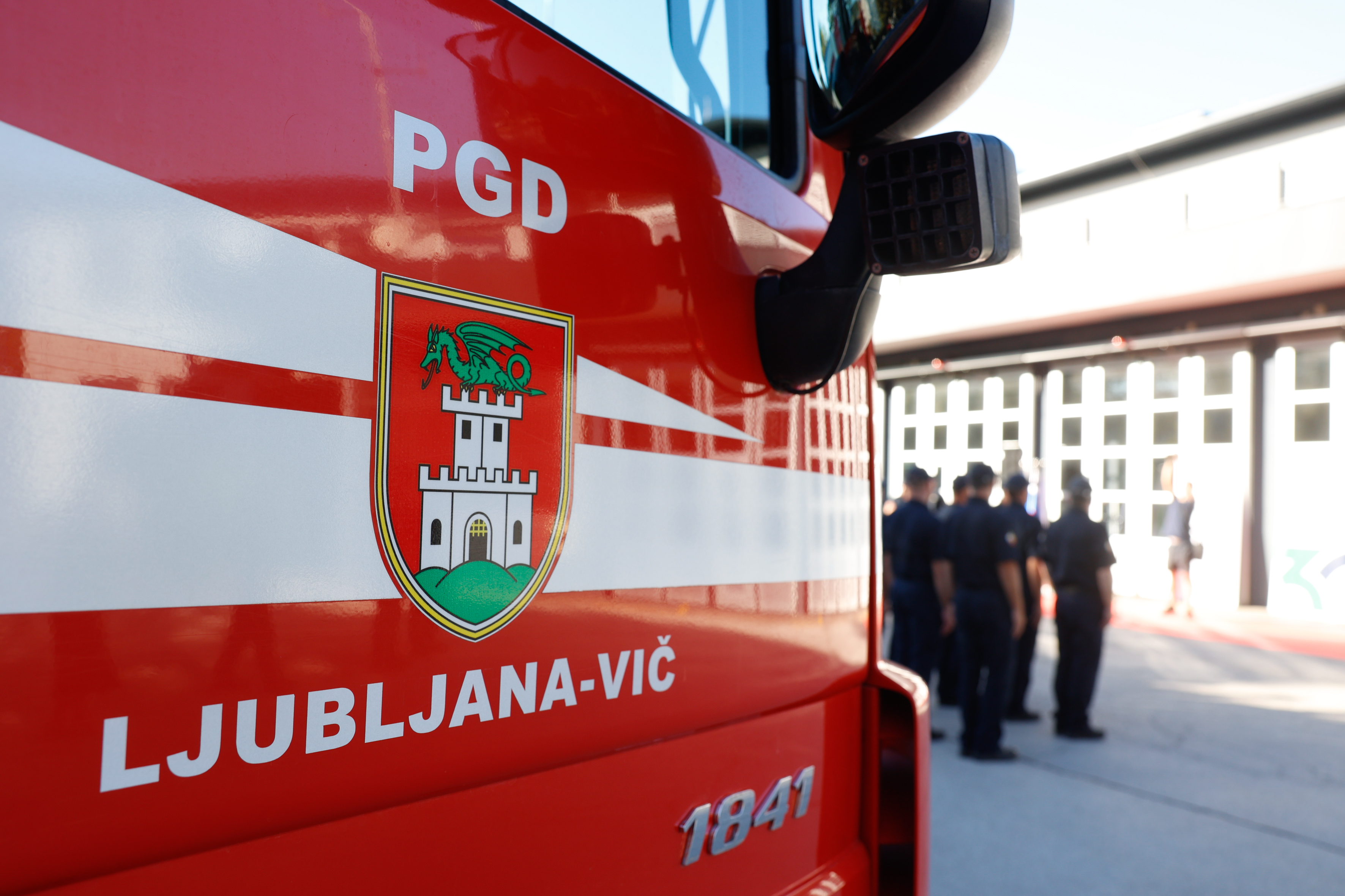 Ljubljanski župan Zoran Jankovič je predal nova vozila ljubljanskim gasilcem