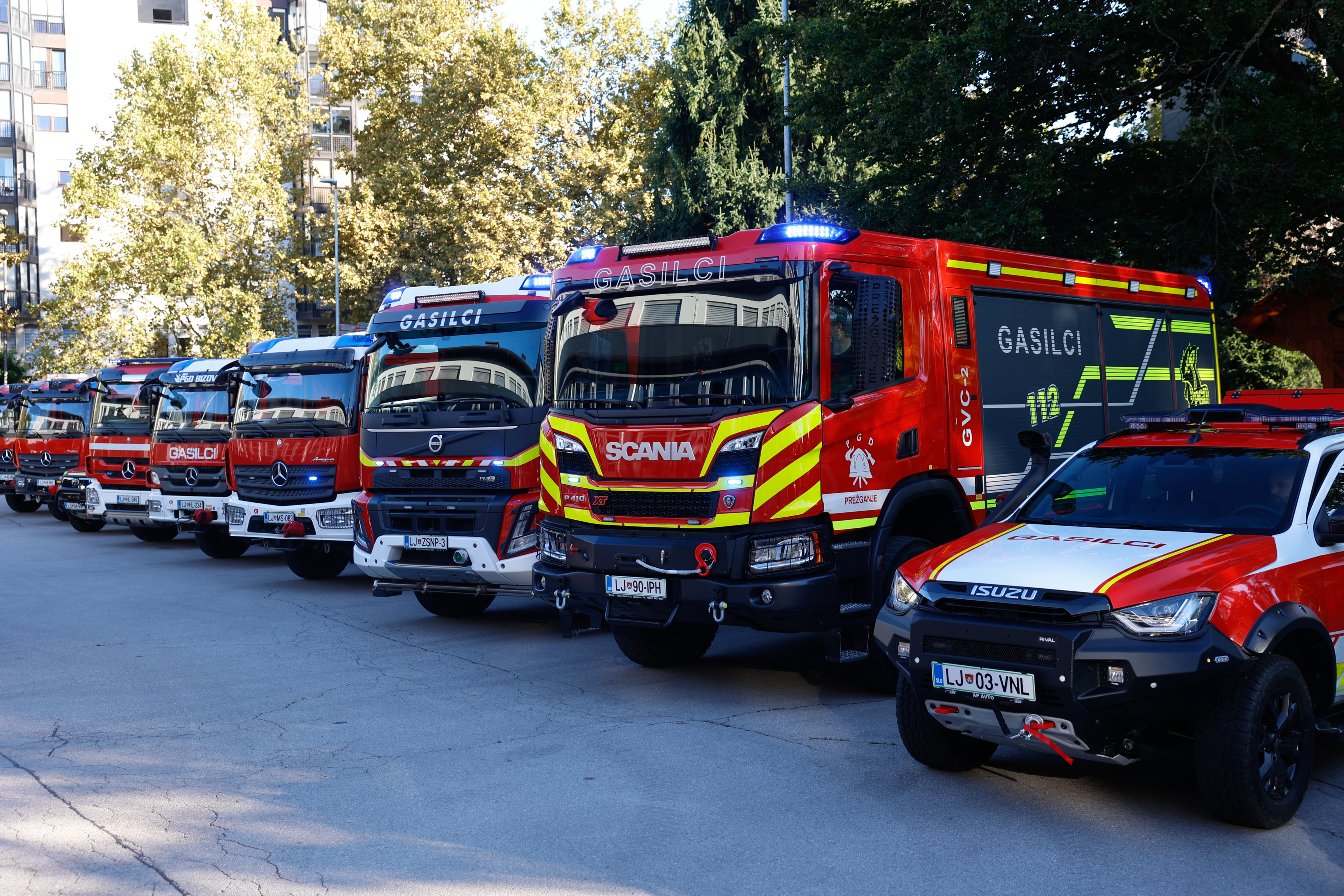 Ljubljanski župan Zoran Jankovič je predal nova vozila ljubljanskim gasilcem