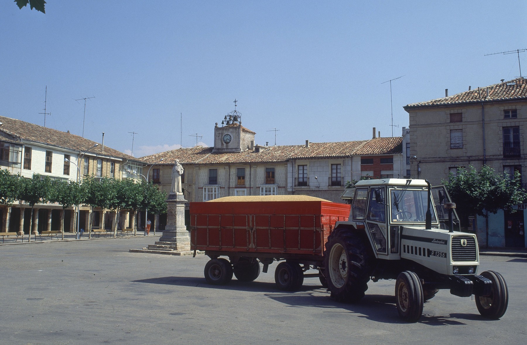 TRACTOR CON REMOLQUE EN LA PLAZA MAYOR DE VILLADIEGO.,Image: 384529302, License: Rights-managed, Restrictions: Rights to be cleared for artworks not in public domain. No model release., Model Release: no