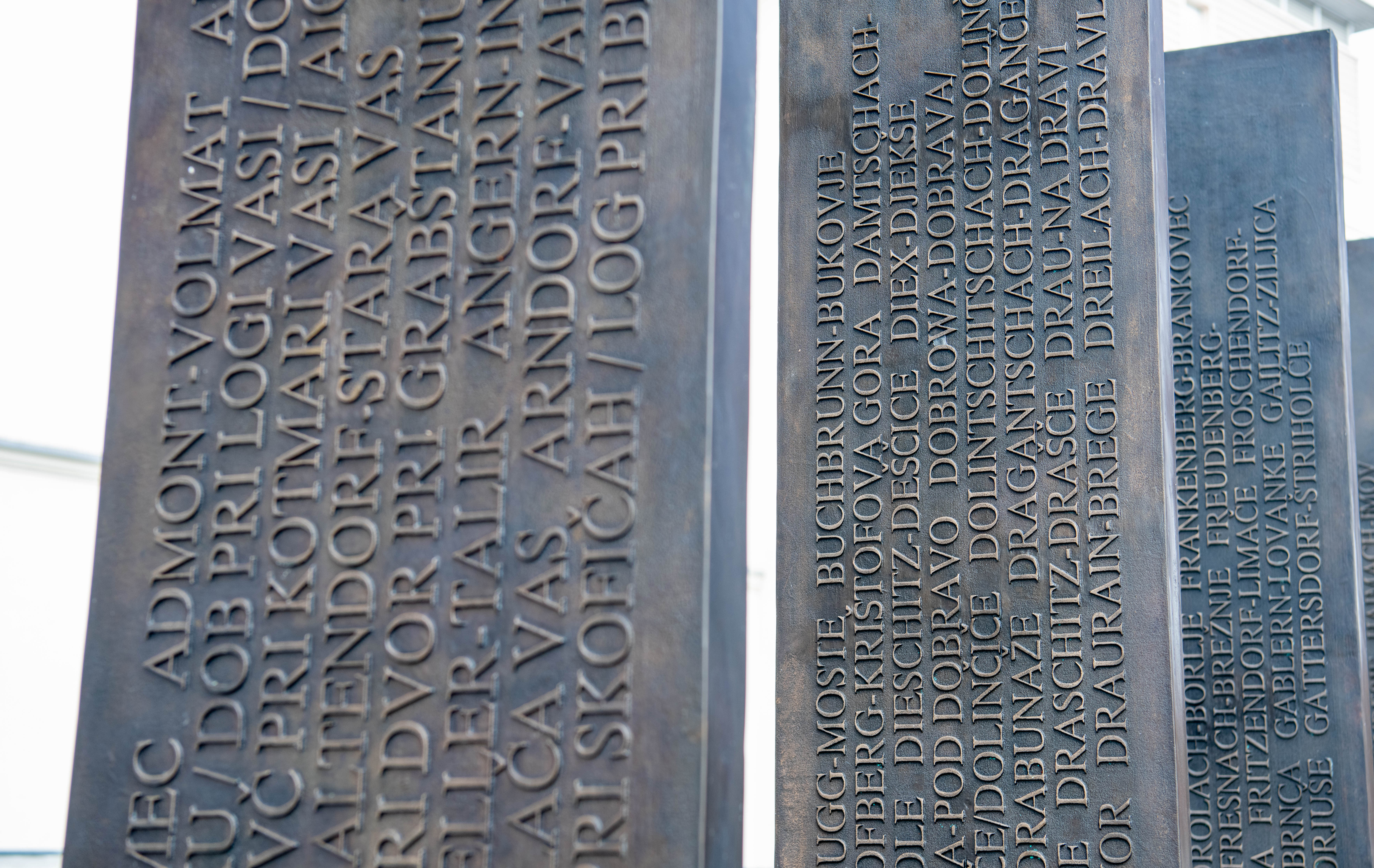 Valentin Oman, dvojezični stebri