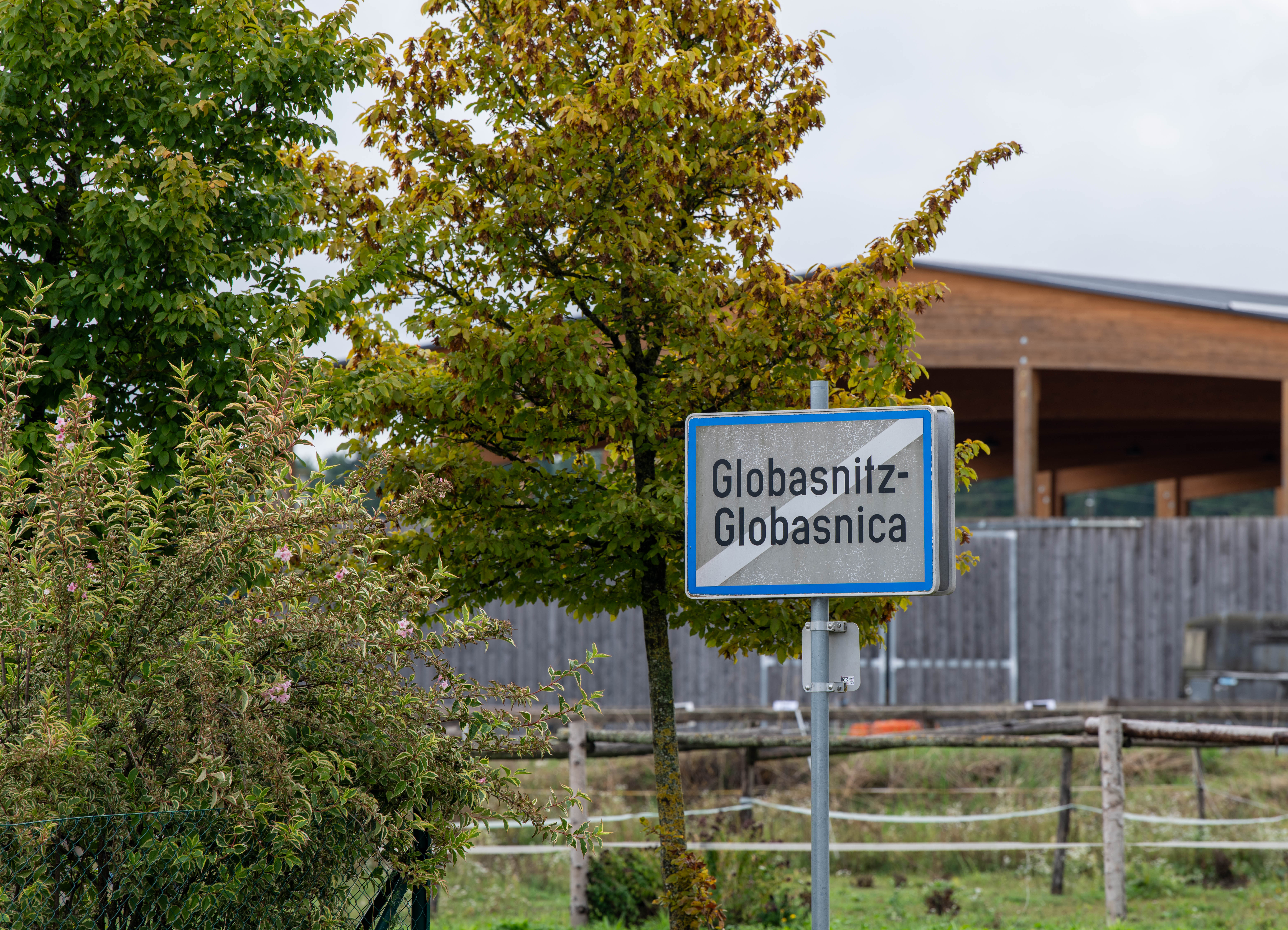 Globasnica, dvojezična tabla