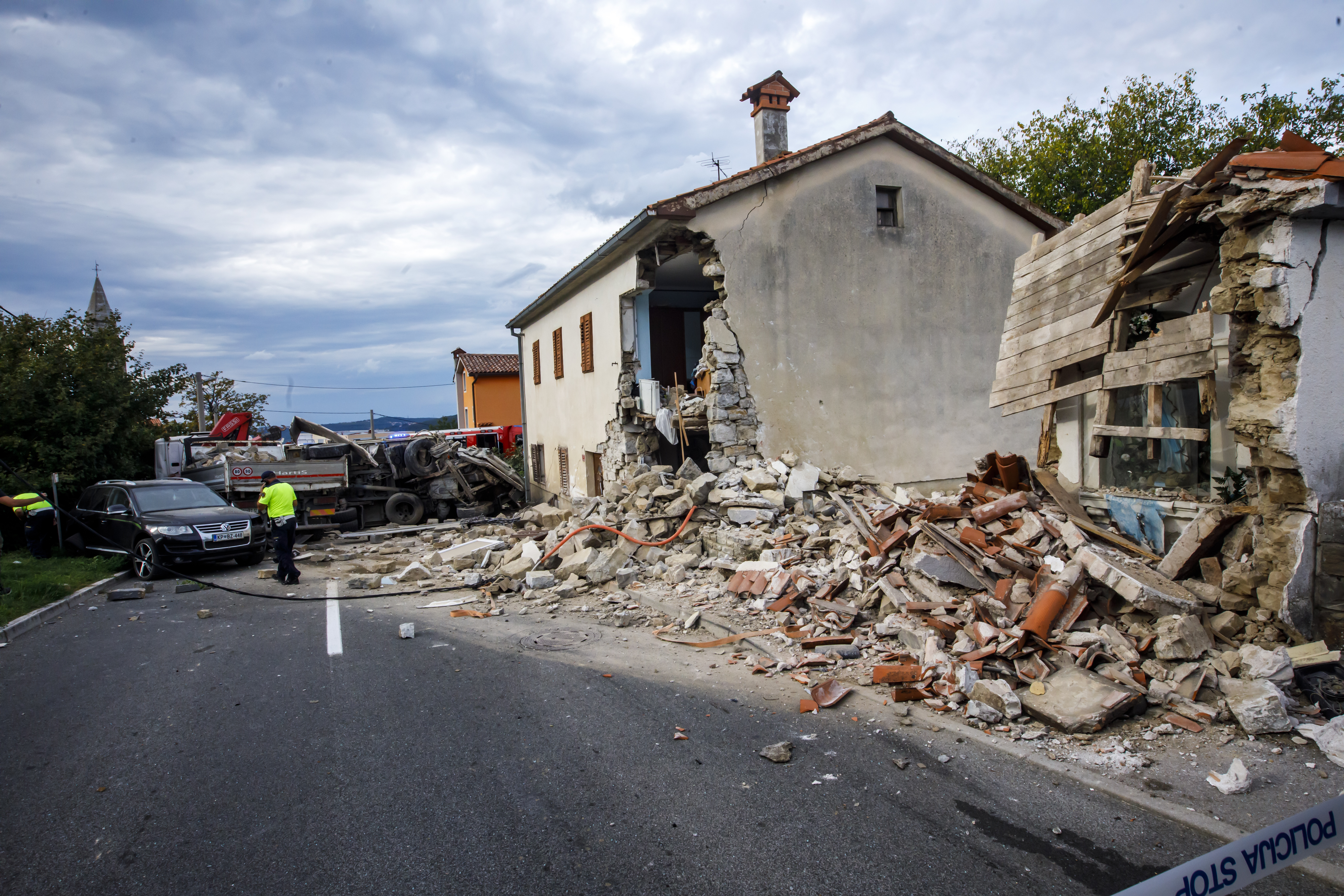 Po prometni nesreči se je zrušil del hiše v Bertokih